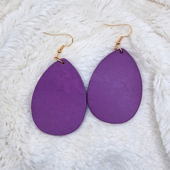 Purple wood earrings tear drop shape lightweight boho jewelry - Picture 1 of 4